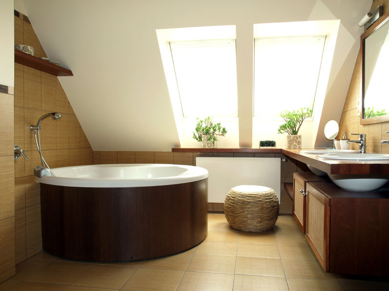 Dekoratív és praktikus kialakítás egyedi fürdőszoba bútorokkal