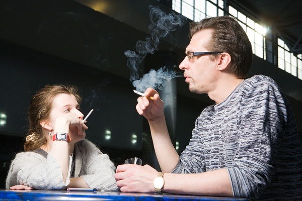 A dohányzásra kijelölt hely senki figyelmét nem kerüli el matricákkal.