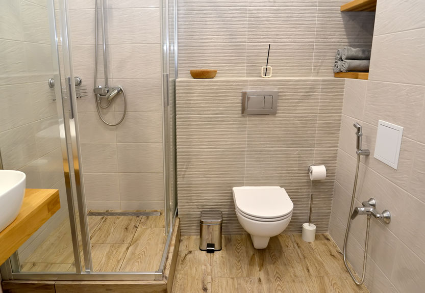 Sarok zuhanykabin: esztétikus megoldás bármekkora fürdőszobába